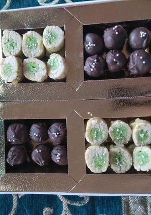 A picture of Kaju pista roll and Oreo chocolates.