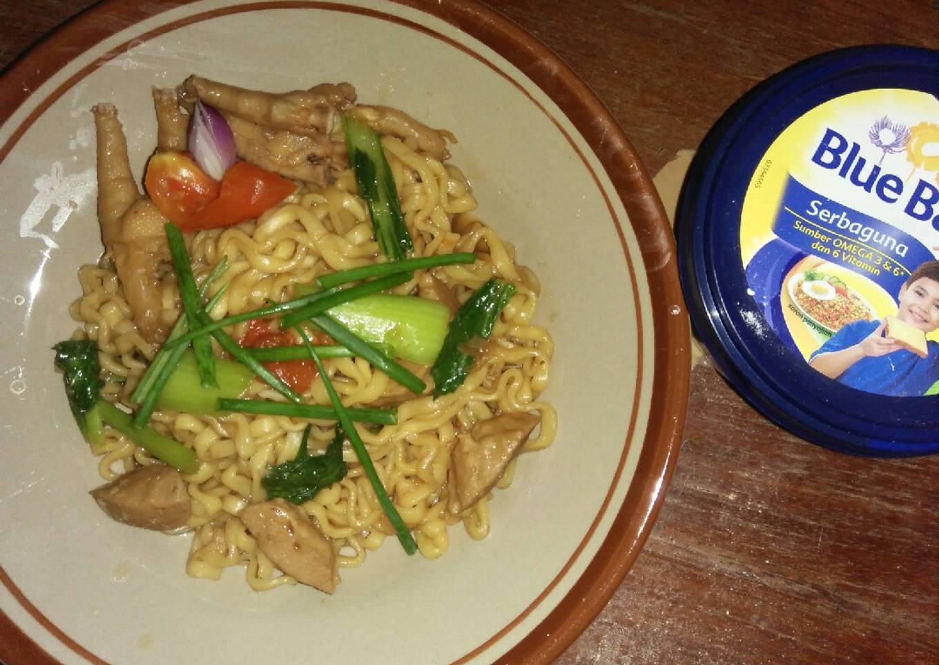 Mie pipih pentol ceker kuah kecap
