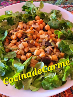 Una foto de Salteado de verduras con garbanzos y canónigos