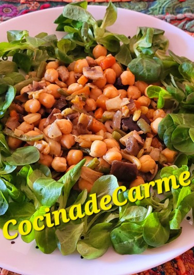 Una foto de Salteado de verduras con garbanzos y canónigos