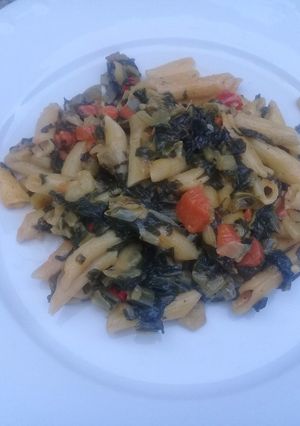A picture of Macaroni with spinach.