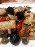 Filetti di Pesce Castagna al Forno con Peperoni, Olive Nere e Capperi