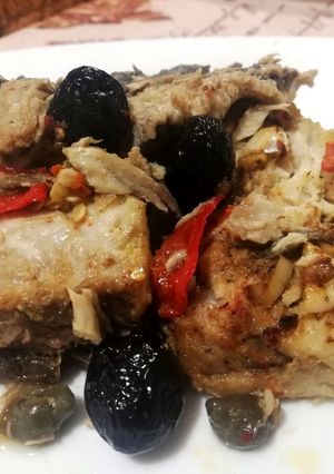 Foto di Filetti di Pesce Castagna al Forno con Peperoni, Olive Nere e Capperi