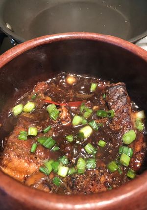 A picture of Vietnamese Braised Salmon in Clay Pot (Cá hồi kho tộ).