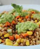 Ensalada de lentejas y verduras con aderezo de guacamole
