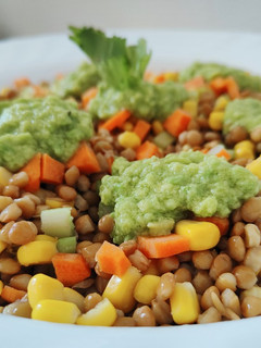 Una foto de Ensalada de lentejas y verduras con aderezo de guacamole