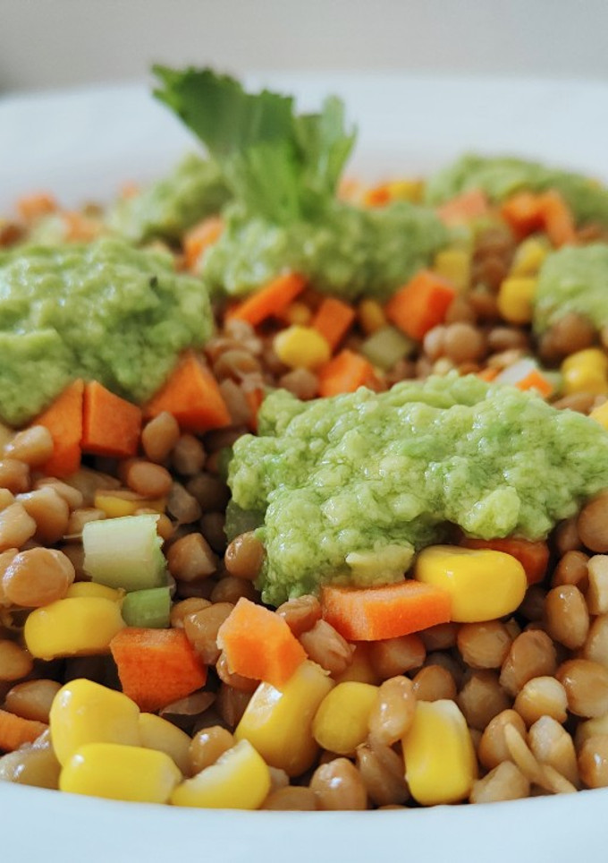 Una foto de Ensalada de lentejas y verduras con aderezo de guacamole