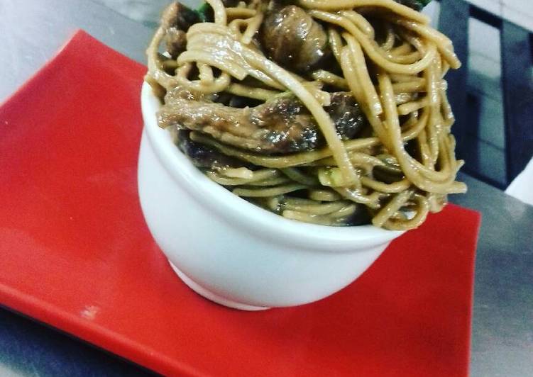 Nyu Jou Tsao Mien (macarrão frito com carne)