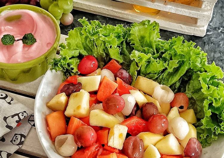 Salad buah saus yoghurt strawberry
