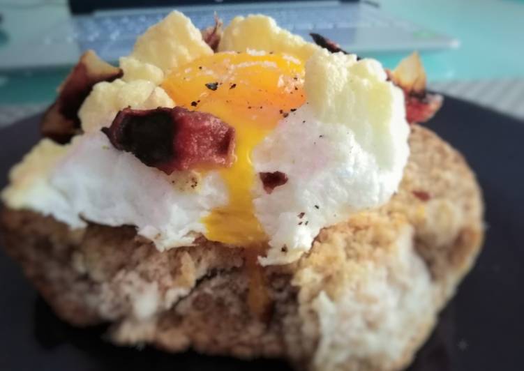 Frisa con nuvola di uova e capocollo crunchy