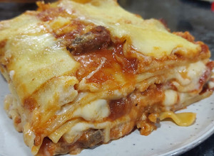Una foto de Lasaña de carne (boloñesa y bechamel)