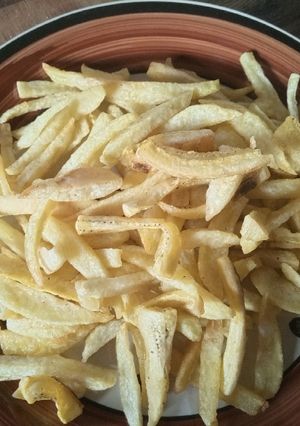 A picture of Banana and potatoes chips.