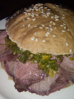 Una foto de Sanduche de punta trasera ahumada (picanha) y chimichurri