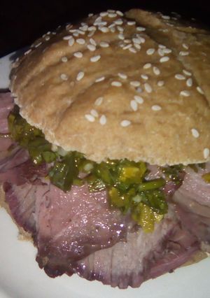 Una foto de Sanduche de punta trasera ahumada (picanha) y chimichurri