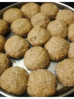 ચુરમાના લાડવા(Churma laddu recipe in Gujarati) રેસીપી મુખ્ય ફોટો