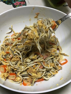 Una foto de Revuelto de gulas, atún y surimi