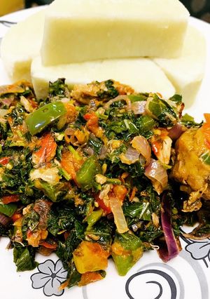 A picture of Yam n spinach sauce with smoked chicken and fish.