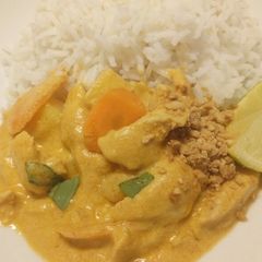 A picture of Massaman chicken curry.