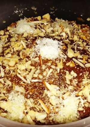 A picture of Chany ke Dal or khajoor ka Halwa.