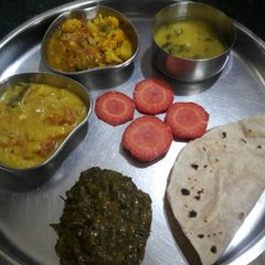 A picture of Healty lunch/muli bhtaa ki khtii sabji.