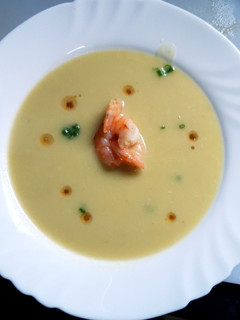 Una foto de Crema de espárragos y calabacín con gambas