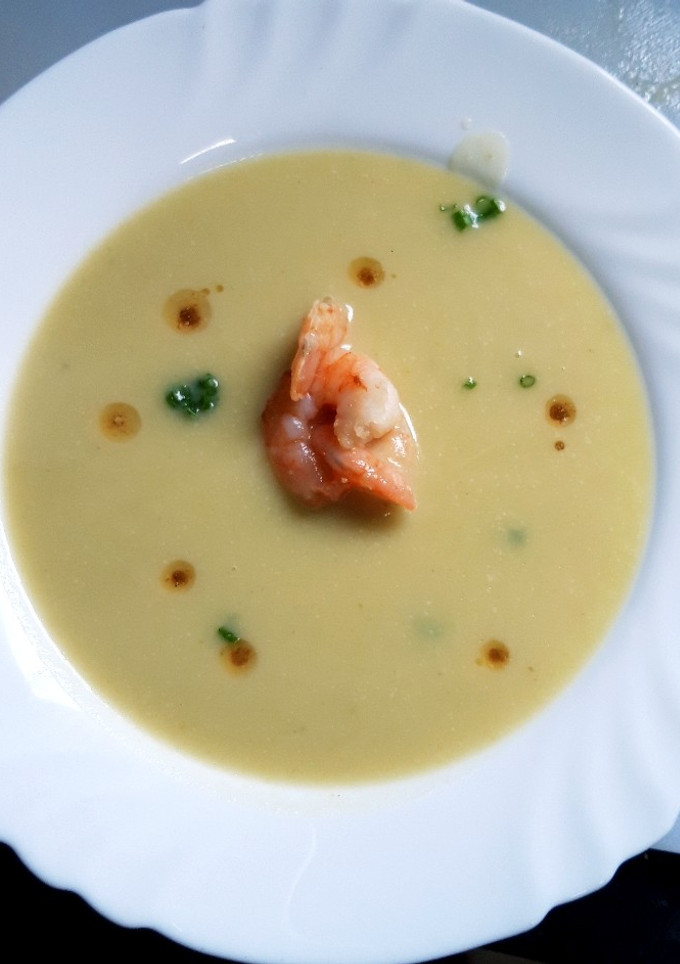Una foto de Crema de espárragos y calabacín con gambas