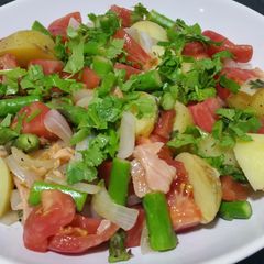 A picture of Salad with smoked salmon and asparagus.