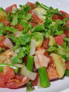 A picture of Salad with smoked salmon and asparagus.