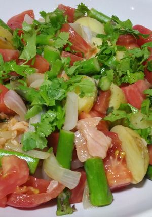 A picture of Salad with smoked salmon and asparagus.