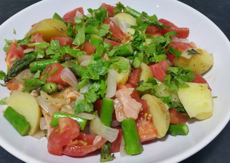 Salad with smoked salmon and asparagus
