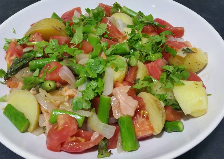 Recipe of Any-night-of-the-week Salad with smoked salmon and asparagus