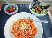 Una foto de fusilli con salsa de tomate