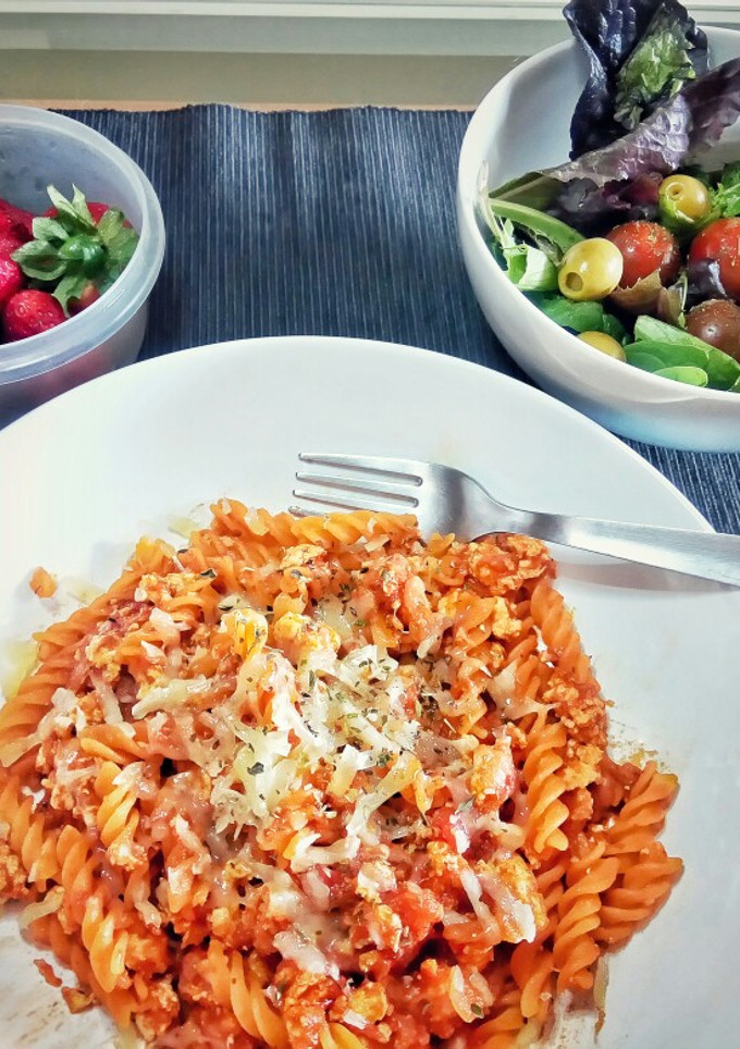 Una foto de Espirales de lenteja con pollo y salsa de tomate