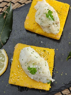 Foto di Crostoni di polenta con quenelle di baccalà