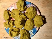 Une photo de falafel courgettes