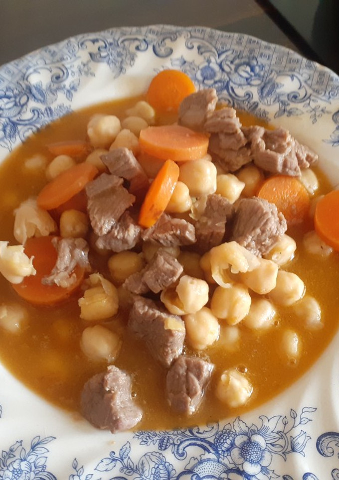 Una foto de Potaje de garbanzos con ternera