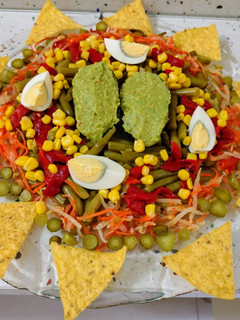 Una foto de Ensalada variada con guacamole y nachos picantes