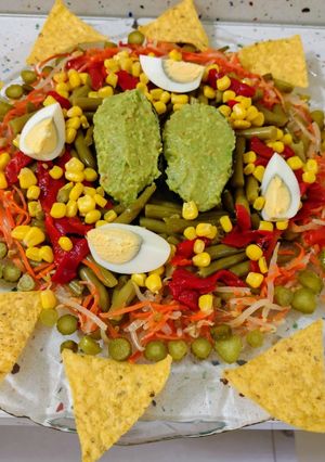 Una foto de Ensalada variada con guacamole y nachos picantes