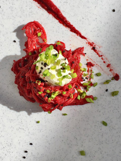 Una foto de Pasta de betabel y queso de cabra / Beet pasta & goat cheese 🍝🐐