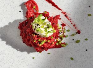 Una foto de Pasta de betabel y queso de cabra / Beet pasta & goat cheese 🍝🐐