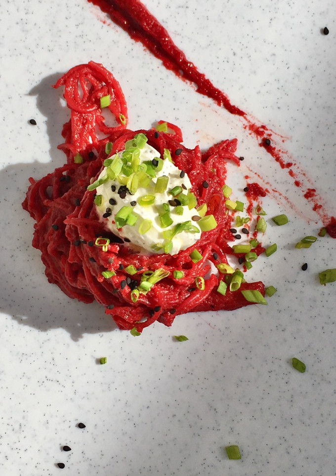 Una foto de Pasta de betabel y queso de cabra / Beet pasta & goat cheese 🍝🐐