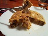 Tortilla de patatas con cebolla y queso