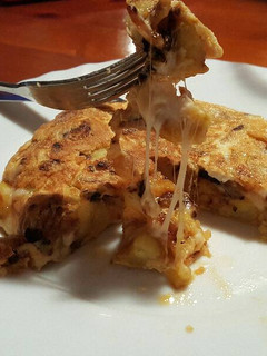 Foto principal de Tortilla de patatas con cebolla y queso