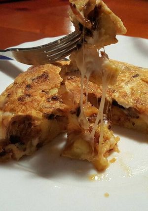 Una foto de Tortilla de patatas con cebolla y queso