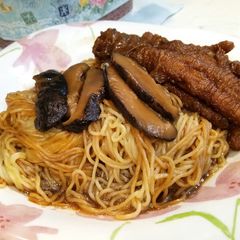 A picture of Mushroom Chicken Feet Noodle.
