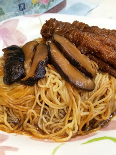 A picture of Mushroom Chicken Feet Noodle.