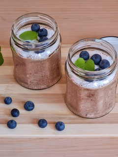 Una foto de Postrecito bajo en calorías de cacao con coco