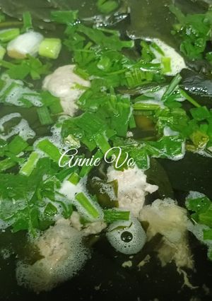 Hình của món Canh rong biển nấu thịt xay.