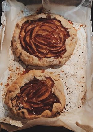 عکسی از دستور گلت آلو قرمز Red Plum Galette 🇫🇷