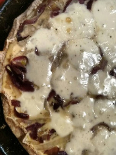 Una foto de Tarta de cebollas caramelizadas en masa integral
